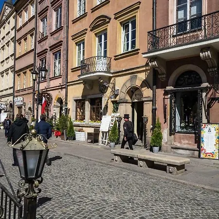 Elegant Market Square Apartment *