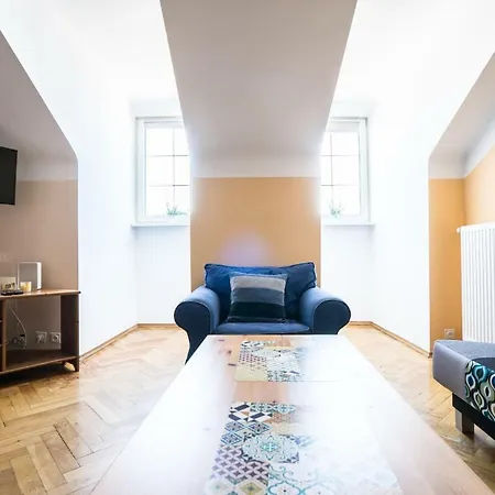 Elegant Market Square Apartment *